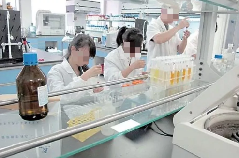 验收监测中，如有环境保护敏感点，是否要同时测定污染物排放及环境空气质量？